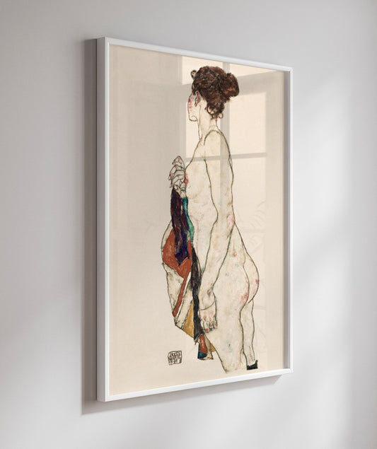 Menina Nua de Pé com Tecido